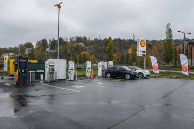 Tonsberg, Norveç - 24 Ekim 2021: Elektrikli arabalar için şarj istasyonu. 