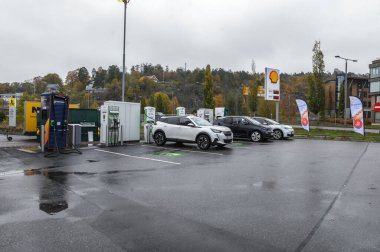 Tonsberg, Norveç - 24 Ekim 2021: Elektrikli arabalar için şarj istasyonu. 