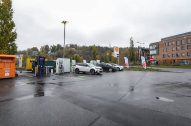 Tonsberg, Norveç - 24 Ekim 2021: Elektrikli arabalar için şarj istasyonu. 