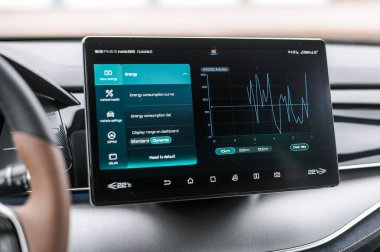 Tonsberg, Norveç - 13 Eylül 2021: siyah BYD Tang, Çin 'den gelen yeni bir SUV elektrikli otomobil.
