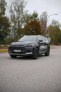 Tonsberg, Norveç - 13 Eylül 2021: siyah BYD Tang, Çin 'den gelen yeni bir SUV elektrikli otomobil.