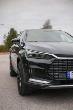 Tonsberg, Norveç - 13 Eylül 2021: siyah BYD Tang, Çin 'den gelen yeni bir SUV elektrikli otomobil.