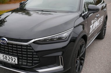Tonsberg, Norveç - 13 Eylül 2021: siyah BYD Tang, Çin 'den gelen yeni bir SUV elektrikli otomobil.
