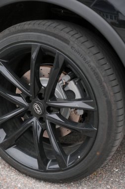 Tonsberg, Norveç - 13 Eylül 2021: siyah BYD Tang, Çin 'den gelen yeni bir SUV elektrikli otomobil.