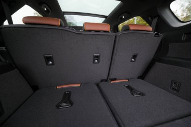 Tonsberg, Norveç - 13 Eylül 2021: siyah BYD Tang, Çin 'den gelen yeni bir SUV elektrikli otomobil.