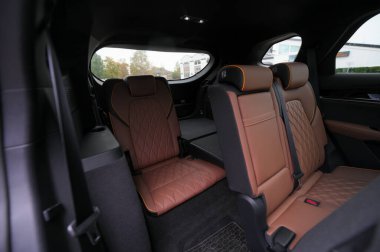 Tonsberg, Norveç - 13 Eylül 2021: siyah BYD Tang, Çin 'den gelen yeni bir SUV elektrikli otomobil.