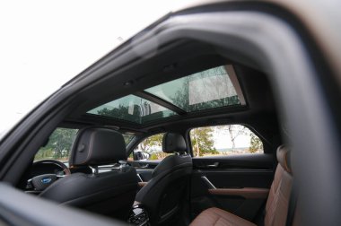 Tonsberg, Norveç - 13 Eylül 2021: siyah BYD Tang, Çin 'den gelen yeni bir SUV elektrikli otomobil.