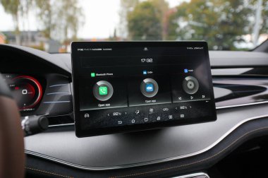 Tonsberg, Norveç - 13 Eylül 2021: siyah BYD Tang, Çin 'den gelen yeni bir SUV elektrikli otomobil.