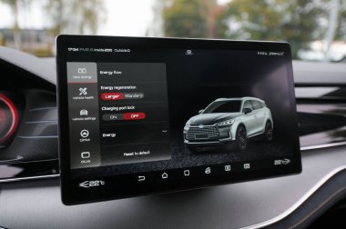Tonsberg, Norveç - 13 Eylül 2021: siyah BYD Tang, Çin 'den gelen yeni bir SUV elektrikli otomobil.