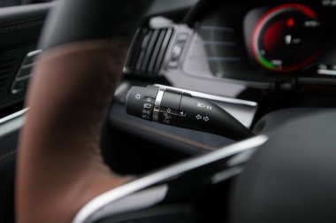 Tonsberg, Norveç - 13 Eylül 2021: siyah BYD Tang, Çin 'den gelen yeni bir SUV elektrikli otomobil.
