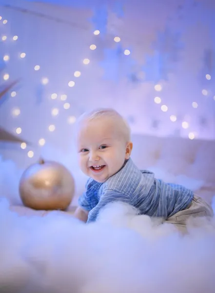 可爱的男婴笑着 背景上挂着松树 星星和圣诞彩灯 — 图库照片