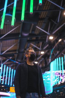 Moskova Sheremetyevo - 3 Ocak 2022: inek bir adamın portresi. Havaalanının kapısına yakın bir uçuşta maske takan bir turist. Coronavirus gribi virüsü seyahati