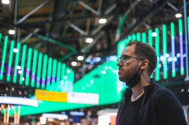 Moskova Sheremetyevo - 3 Ocak 2022: inek bir adamın portresi. Havaalanının kapısına yakın bir uçuşta maske takan bir turist. Coronavirus gribi virüsü seyahati