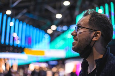 Moskova Sheremetyevo - 3 Ocak 2022: inek bir adamın portresi. Havaalanının kapısına yakın bir uçuşta maske takan bir turist. Coronavirus gribi virüsü seyahati