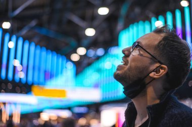 Moskova Sheremetyevo - 3 Ocak 2022: inek bir adamın portresi. Havaalanının kapısına yakın bir uçuşta maske takan bir turist. Coronavirus gribi virüsü seyahati