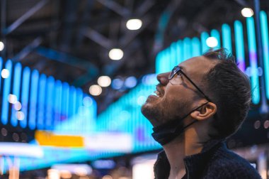 Moskova Sheremetyevo - 3 Ocak 2022: inek bir adamın portresi. Havaalanının kapısına yakın bir uçuşta maske takan bir turist. Coronavirus gribi virüsü seyahati