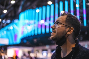 Moskova Sheremetyevo - 3 Ocak 2022: inek bir adamın portresi. Havaalanının kapısına yakın bir uçuşta maske takan bir turist. Coronavirus gribi virüsü seyahati