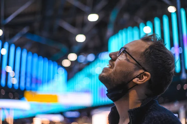 Moscow Sheremetyevo January 2022 Portrait Nerdy Man Tourist Taking Flight — Stock Photo, Image