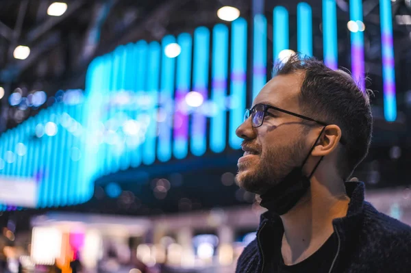 Moscow Sheremetyevo January 2022 Portrait Nerdy Man Tourist Taking Flight — Stock Photo, Image