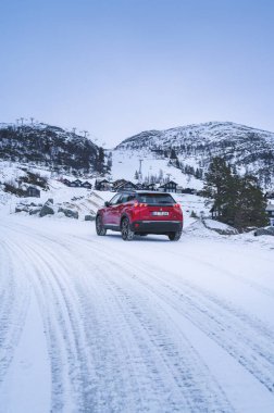 Rauland, Norveç - 14 Ocak 2022: Kırmızı elektrikli otomobil Peugeot e-2008 GT yeni bir SUV elektrikli otomobil.. 