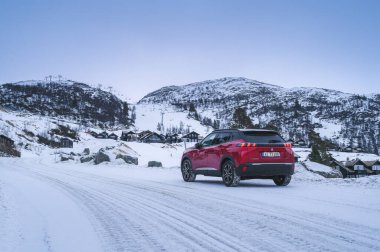 Rauland, Norveç - 14 Ocak 2022: Kırmızı elektrikli otomobil Peugeot e-2008 GT yeni bir SUV elektrikli otomobil.. 