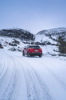 Rauland, Norveç - 14 Ocak 2022: Kırmızı elektrikli otomobil Peugeot e-2008 GT yeni bir SUV elektrikli otomobil.. 