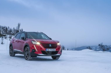 Rauland, Norveç - 14 Ocak 2022: Kırmızı elektrikli otomobil Peugeot e-2008 GT yeni bir SUV elektrikli otomobil.. 