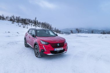 Rauland, Norveç - 14 Ocak 2022: Kırmızı elektrikli otomobil Peugeot e-2008 GT yeni bir SUV elektrikli otomobil.. 