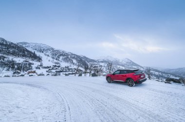 Rauland, Norveç - 14 Ocak 2022: Kırmızı elektrikli otomobil Peugeot e-2008 GT yeni bir SUV elektrikli otomobil.. 