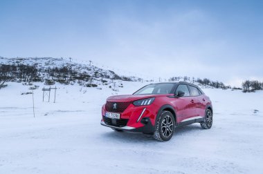 Rauland, Norveç - 14 Ocak 2022: Kırmızı elektrikli otomobil Peugeot e-2008 GT yeni bir SUV elektrikli otomobil.. 