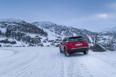 Rauland, Norveç - 14 Ocak 2022: Kırmızı elektrikli otomobil Peugeot e-2008 GT yeni bir SUV elektrikli otomobil.. 