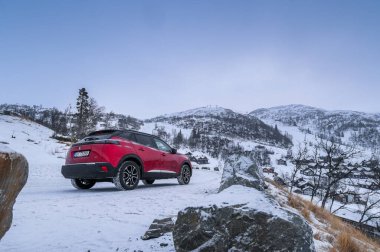 Rauland, Norveç - 14 Ocak 2022: Kırmızı elektrikli otomobil Peugeot e-2008 GT yeni bir SUV elektrikli otomobil.. 
