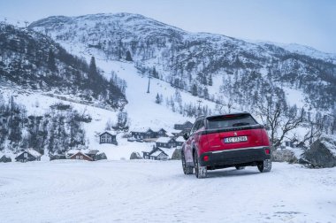 Rauland, Norveç - 14 Ocak 2022: Kırmızı elektrikli otomobil Peugeot e-2008 GT yeni bir SUV elektrikli otomobil.. 