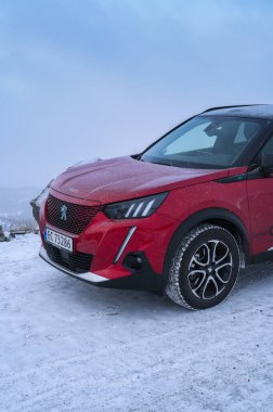 Rauland, Norveç - 14 Ocak 2022: Kırmızı elektrikli otomobil Peugeot e-2008 GT yeni bir SUV elektrikli otomobil.. 