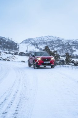Rauland, Norveç - 14 Ocak 2022: Kırmızı elektrikli otomobil Peugeot e-2008 GT yeni bir SUV elektrikli otomobil.. 