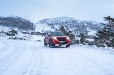Rauland, Norveç - 14 Ocak 2022: Kırmızı elektrikli otomobil Peugeot e-2008 GT yeni bir SUV elektrikli otomobil.. 