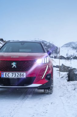 Rauland, Norveç - 14 Ocak 2022: Kırmızı elektrikli otomobil Peugeot e-2008 GT yeni bir SUV elektrikli otomobil.. 