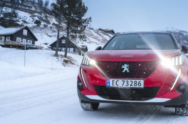 Rauland, Norveç - 14 Ocak 2022: Kırmızı elektrikli otomobil Peugeot e-2008 GT yeni bir SUV elektrikli otomobil.. 