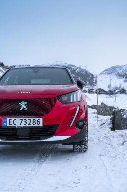 Rauland, Norveç - 14 Ocak 2022: Kırmızı elektrikli otomobil Peugeot e-2008 GT yeni bir SUV elektrikli otomobil.. 