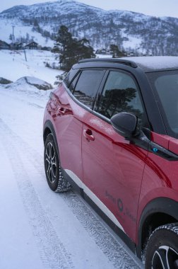 Rauland, Norveç - 14 Ocak 2022: Kırmızı elektrikli otomobil Peugeot e-2008 GT yeni bir SUV elektrikli otomobil.. 