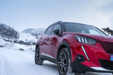 Rauland, Norveç - 14 Ocak 2022: Kırmızı elektrikli otomobil Peugeot e-2008 GT yeni bir SUV elektrikli otomobil.. 