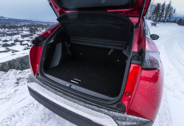 Rauland, Norveç - 14 Ocak 2022: Kırmızı elektrikli otomobil Peugeot e-2008 GT yeni bir SUV elektrikli otomobil.. 