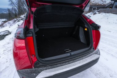 Rauland, Norveç - 14 Ocak 2022: Kırmızı elektrikli otomobil Peugeot e-2008 GT yeni bir SUV elektrikli otomobil.. 