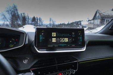 Rauland, Norveç - 14 Ocak 2022: Kırmızı elektrikli otomobil Peugeot e-2008 GT yeni bir SUV elektrikli otomobil.. 