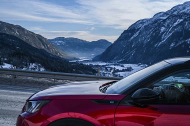 Rauland, Norveç - 14 Ocak 2022: Kırmızı elektrikli otomobil Peugeot e-2008 GT yeni bir SUV elektrikli otomobil.. 