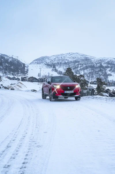 挪威劳兰 2022年1月14日 红色全电动汽车Peugeot 2008 Gt是一款新型越野车 — 图库照片
