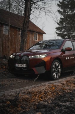 Tonsberg, Norveç - 9 Şubat 2022: siyah BMW ix xDrive40 yeni bir SUV elektrikli araba