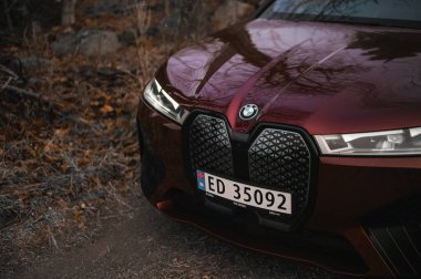 Tonsberg, Norveç - 9 Şubat 2022: siyah BMW ix xDrive40 yeni bir SUV elektrikli araba