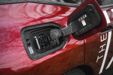 Tonsberg, Norveç - 9 Şubat 2022: siyah BMW ix xDrive40 yeni bir SUV elektrikli araba