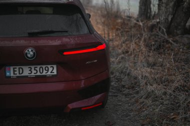 Tonsberg, Norveç - 9 Şubat 2022: siyah BMW ix xDrive40 yeni bir SUV elektrikli araba